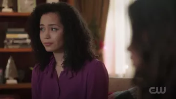 The necklace pendant 'M' Kate Spade New York Macy Vaughn (Madeleine Mantock) in Charmed S01E09