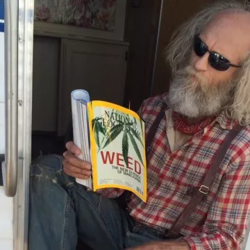 La revista 'Weed' de National Geographic leída por Russell Hodgkinson en su cuenta de Instagram @russell_hodgkinson