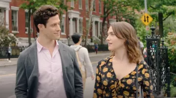 Veronica Beard Maisle blusa de seda estampada usada por Cara Bloom (Violett Beane) en God Friended Me S01E06