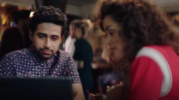 Rag & Bone Percy Équipage Haut porté par Jaya (Shazi Raja) en Dieu demande d'ami Moi S01E07