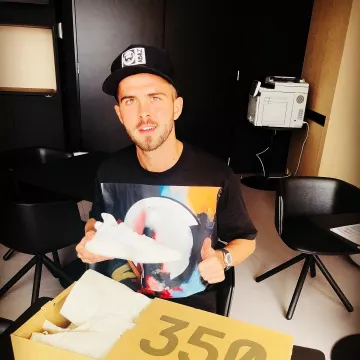 The pair of the Adidas Yeezy Boost 350 V2 "cream" of Miralem Pjanić on his account Instagram @miralem_pjanic
