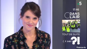 The printed shirt of Melanie Taravant in C to tell the 10/12/2018