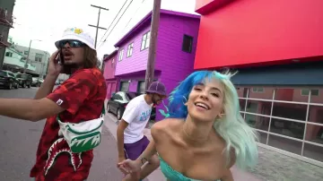 La banane verte et blanche portée par Lorenzo dans son clip Bizness