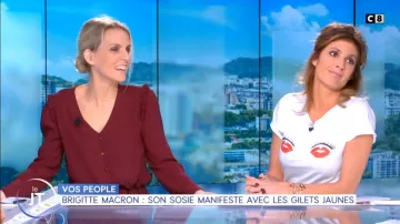 Le T shirt blanc imprimé "Yeux Bouche" de Caroline Ithurbide dans William à midi du 10/12/2018