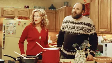 Suéter navideño de Tom Valco (James Gandolfini) en familia en alquiler