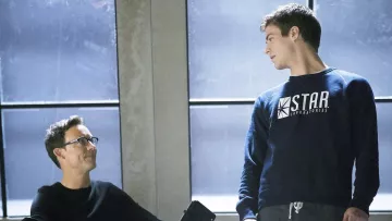 barry wearing star labs sweatshirt