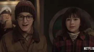 The jacket collar fleeced of Klaus Baudelaire (Louis Hynes) in The Disastrous Adventures of the Orphans Baudelaire (S03)