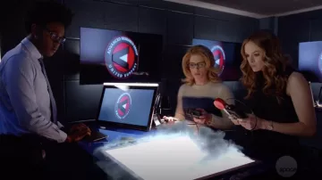 El suéter azul y blanco Rag & Bone usado por Felicity Smoak (Emily Bett Rickards) en Arrow S07E09