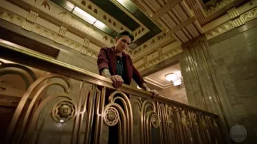 Le blazer à capuche bordeaux Undercover porté par Kate Kane / Batwoman (Ruby Rose) dans Arrow (S07E09)