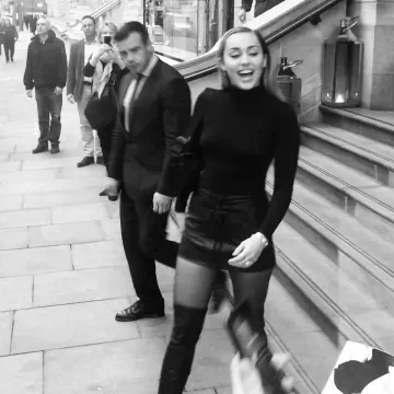 Thigh-high boots black Miley Cyrus on his account Instagram @mileycyrus