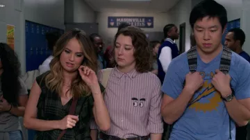 Camiseta azul Dyn-o-mite usada por Donald Choi (Daniel Kang) como se ve en Insatiable S01E06
