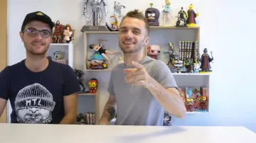 Le t-shirt MTL de Amixem dans la vidéo YouTube CET OB­JET NOUS A REN­DUS FOUS (2017) avec Squeezie