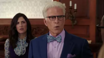 Pajarita floral usada por Michael (Ted Danson) como se ve en The Good Place S03E09