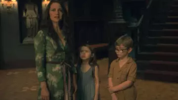La Costa del Algodón Túnica Verde con Cinta de Terciopelo usada por Olivia Crain (Carla Gugino) en The Haunting of Hill House S01E06
