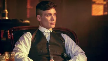 Le bracelet de manche porté sur la chemise par Thomas Shelby (Cillian Murphy) dans la série Peaky Blinders (S01E01)
