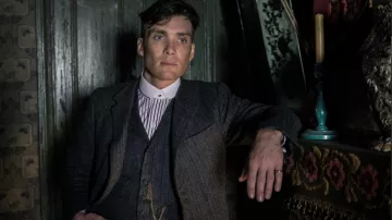 La camisa blanca a rayas púrpura con cuello de club y cierre de metal usada por Thomas Shelby (Cillian Murphy) en Peaky Blinders (Temporada 01 Episodio 01)