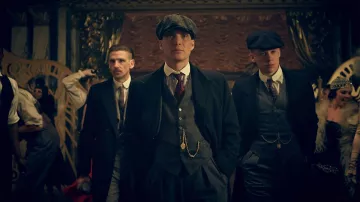 La corbata estampada roja usada por Thomas Shelby (Cillian Murphy) en la serie Peaky Blinders (S02E03)