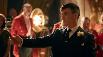 Le costume bleu marine porté par Thomas Shelby (Cillian Murphy) dans la série Peaky Blinders (S03E02)