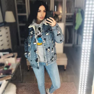 Le pull Mickey X Levi's de Sananas sur son compte Instagram @sananas2106