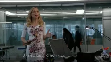 Escada Danila Vestido de Vaina Floral usado por Marissa Morgan (Geneva Carr) como se ve en Bull S03E02