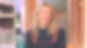 Le top noir brodé de Agathe Lecaron dans La maison des maternelles du 12/12/2018