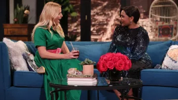 Rixo Coco ombré vestido midi de tul de lentejuelas usado por Mindy Kaling en Busy Tonight S01E01