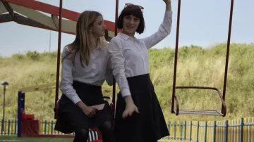 Gafas de sol rojas de Ludovica (Alice Pagani) en Baby S01E04