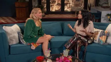 Vestido de Staud Chandler en Esmeralda usado por Busy Philipps en Busy Tonight S01E10