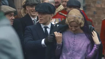 Les gants en cuir noir porté par Thomas Shelby (Cillian Murphy) dans la série Peaky Blinders (S03E01)