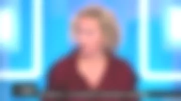 The combination of Caroline Roux in C in the air 12/12/2018 (available in blue)