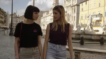 Camiseta negra con estampado cereza de Ludivica (Alice Pagani) en Baby S01E05