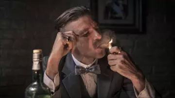 Le briquet utilisé par Arthur Shelby (Paul Anderson) dans la série Peaky Blinders (S01E03)