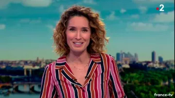 The striped shirt multi-coloured Mary-Sophie Lacarrau in the Journal of 13 hours from France 2, 10/12/2018