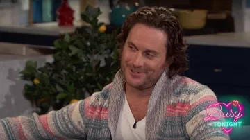 Faherty Sun & Wave Intarsia Shawl Rosa Azul Blanco usado por Oliver Hudson en Busy Tonight S01E19