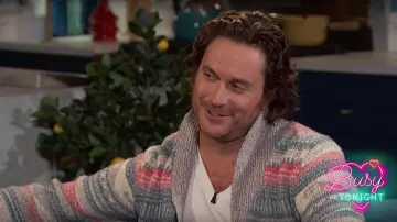 Faherty Sun & Wave Intarsia Shawl Rosa Azul Blanco usado por Oliver Hudson en Busy Tonight S01E19