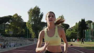 Sujetador amarillo adidas de Chiara (Benedetta Porcaroli) en Baby S01E02