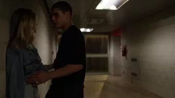 La camiseta oversize de Damiano (Riccardo Mandolini) en Baby S01E06