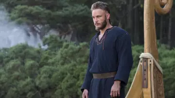 Le tunique bleue portée par Ragnar Lothbrok (Travis Fimmel) dans la série Vikings (Saison 2 Episode 3)