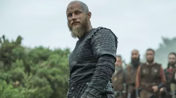 La tunique en cuir portée par Ragnar Lothbrok (Travis Fimmel) dans la série Vikings (Saison 2 Episode 6)