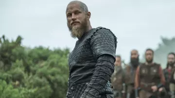 La tunique en cuir portée par Ragnar Lothbrok (Travis Fimmel) dans la série Vikings (Saison 2 Episode 6)