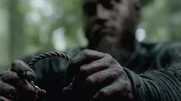 La réplique du bracelet  à deux têtes de loup de Ragnar Lothbrok (Travis Fimmel) dans la série Vikings (Saison 2 Episode 6)