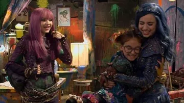 Imprimé Cosplay T-Shirt en vert violet porté par le Mal (Dove Cameron) dans Descendants 2