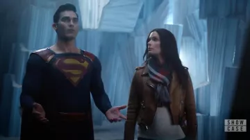 AllSaints Suede Perfecto de Lois Lane (Bitsie Tulloch) en Supergirl S04E09