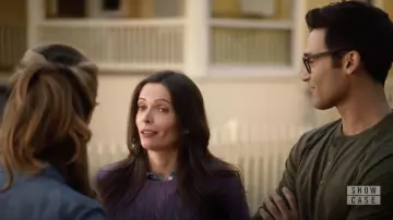 Lez pull violet Ralph Lauren de Lois Lane (Bitsie Tulloch) dans Supergirl S04E09