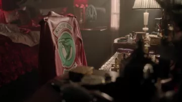 Le blouson rouge des South Side Serpents de Cheryl Blossom (Madelaine Petsch) dans Riverdale S03E08