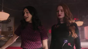 Le pull noir imprimé sucettes Loewe porté par Cheryl Blossom (Madelaine Petsch) dans Riverdale S03E08