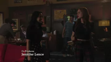 Le pantalon à carreaux Zara porté par Cheryl Blossom (Madelaine Petsch) dans Riverdale S03E08