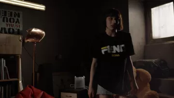 La camiseta negra Fendi x Fila 'Roma' usada por Ludovica (Alice Pagani) en Baby S01E05