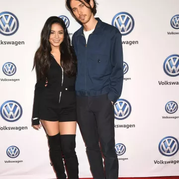 Les cuissardes noires de Vanessa Hudgens sur le compte instagram de @vanessahudgens