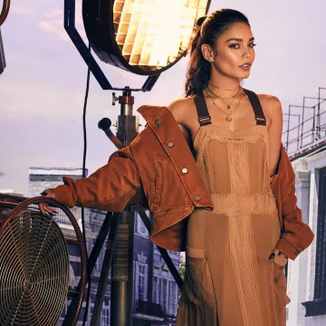 The jacket camel by jean de Vanessa Hudgens on the account instagram of @vanessahudgens